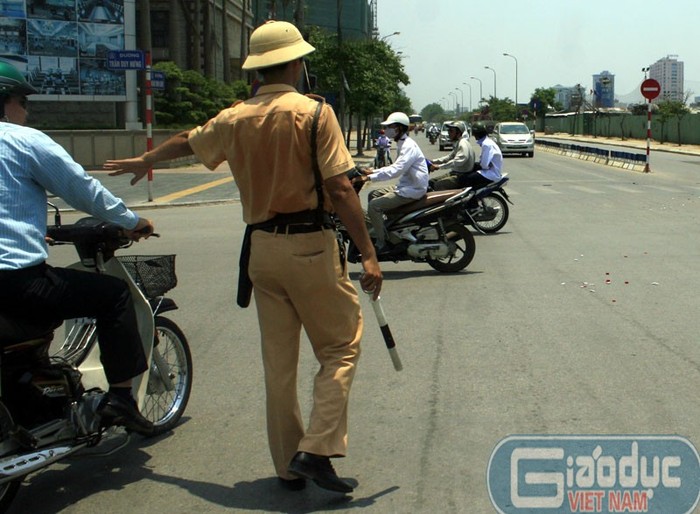 Lực lượng cảnh sát cũng phải toát mồ hôi hột mỗi khi đến giờ đi phân làn giao thông